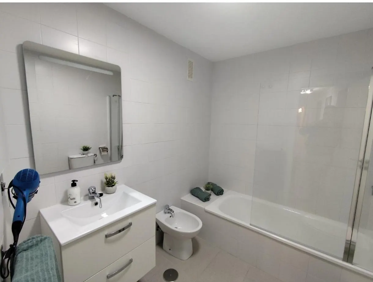 Habitacion Triple Con Bano Compartido Lovely Sevilla Camas Homestay