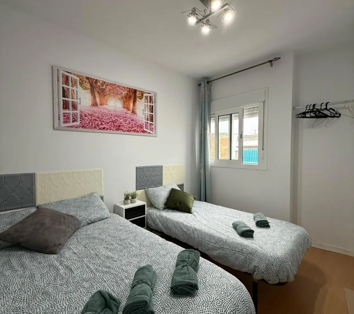 Habitacion Triple Con Bano Compartido Lovely Sevilla Camas Homestay